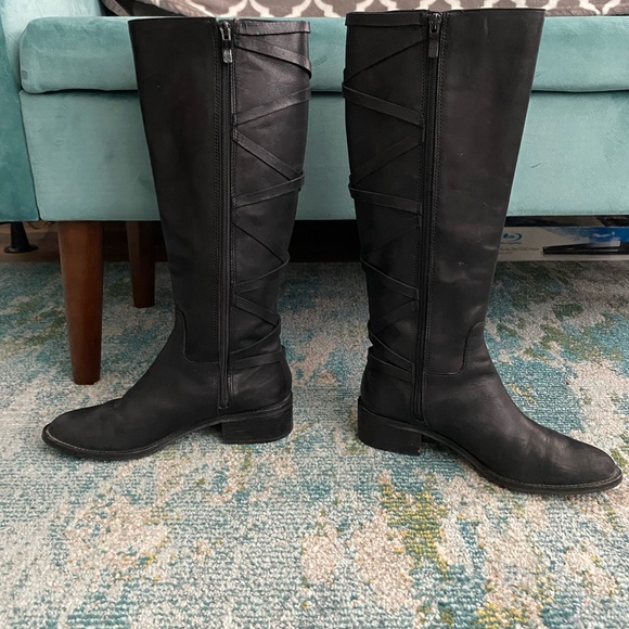 BCBG BLACK LEATHER RIDING BOOTS. - Picture 8 of 15